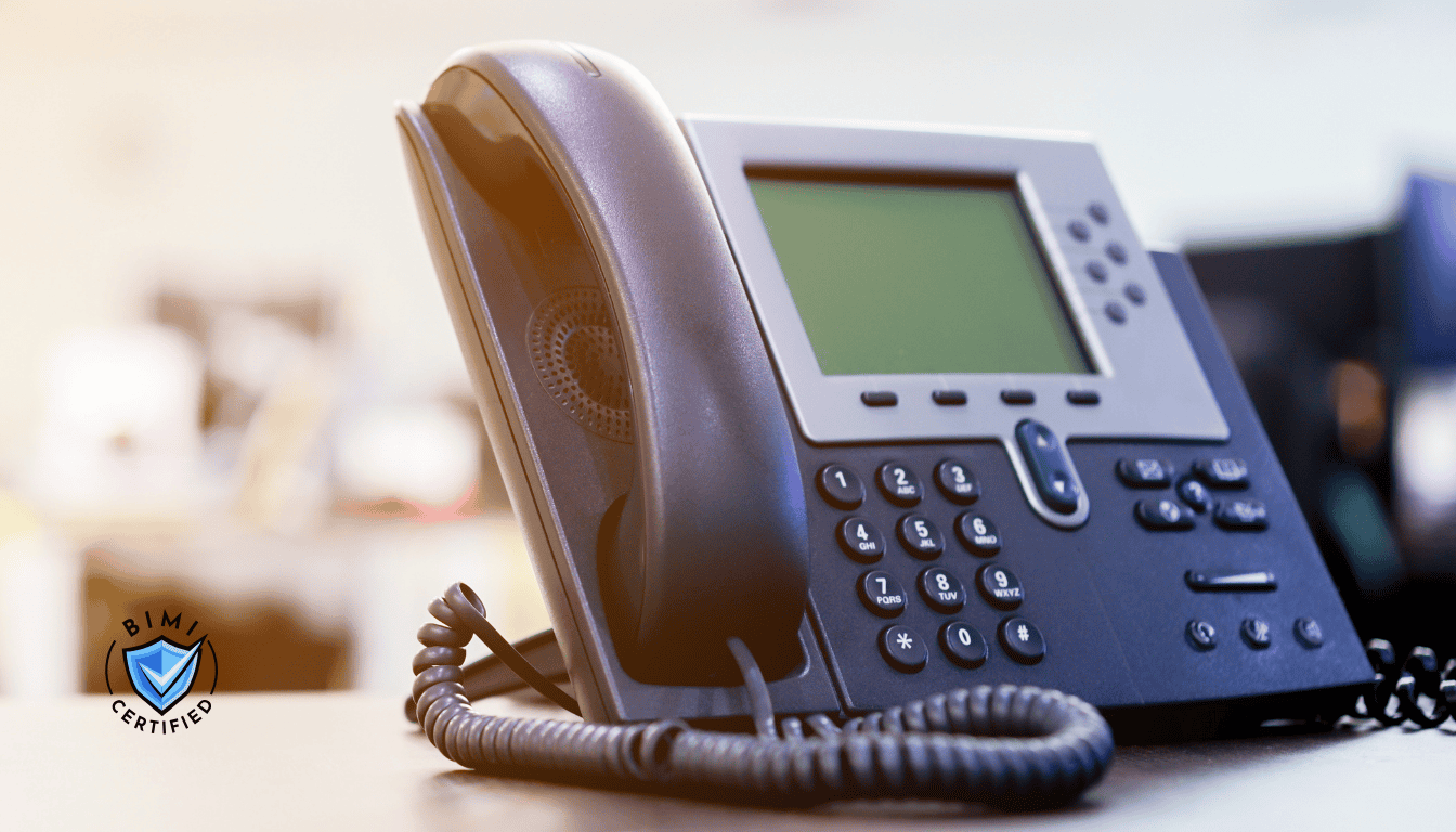 Telepon modern di atas meja menunggu panggilan Verifikasi BIMI