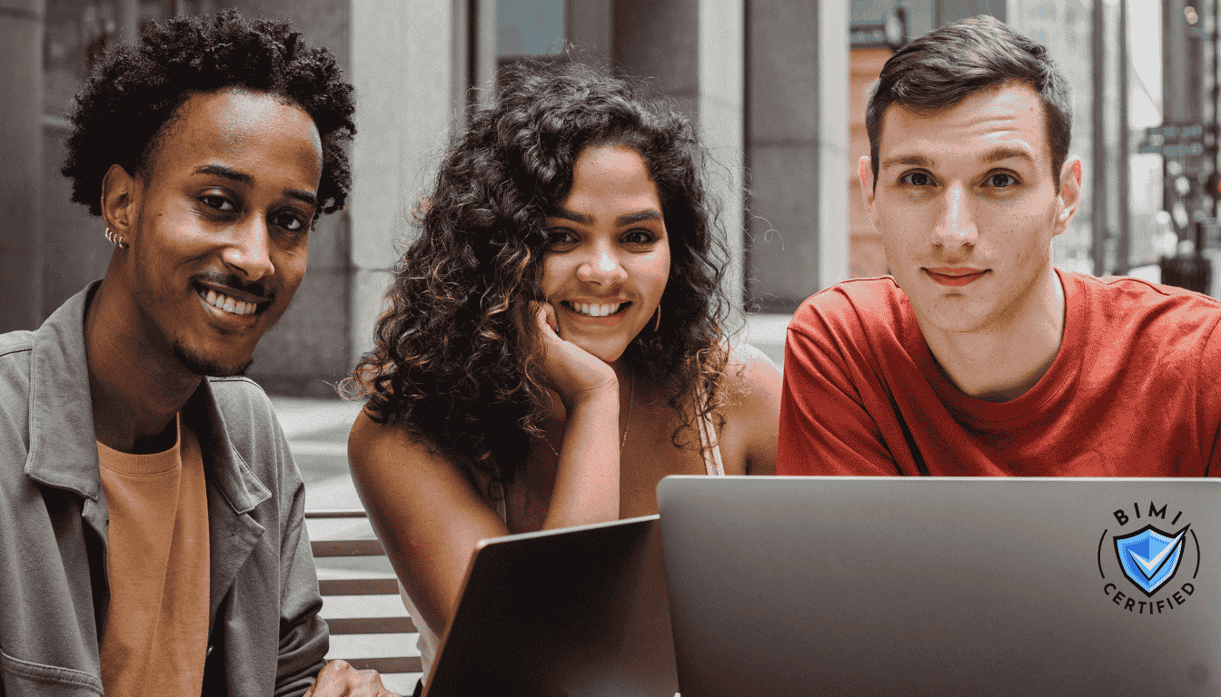 Mahasiswa membaca email bersertifikat BIMI